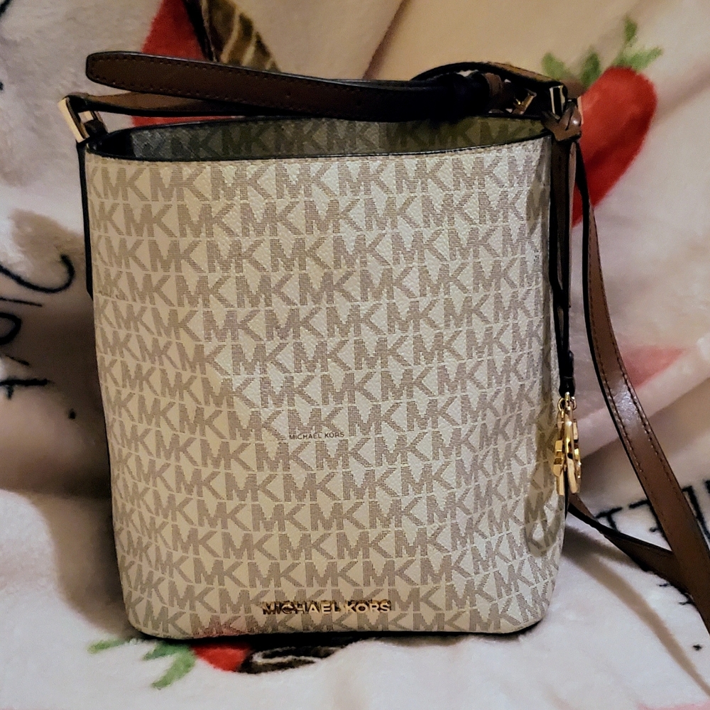 Michael Kors Signature vanilla small Bucket Messenger bag, like new!